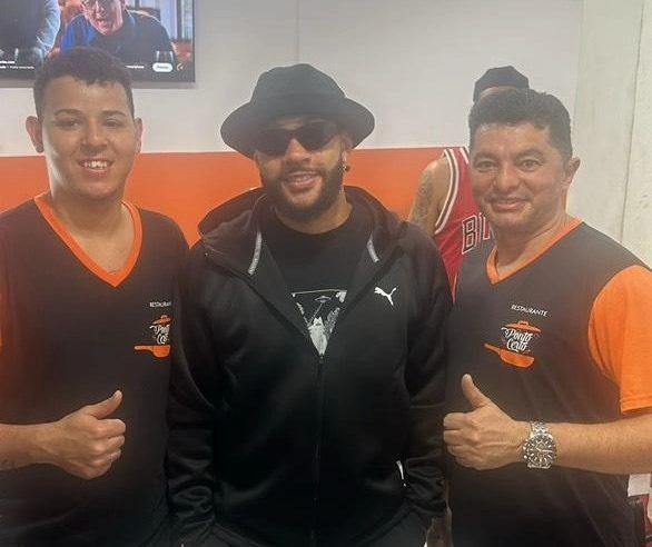 ASTRO HOLANDÊS TIRA FOTOS COM FUNCIONÁRIOS E PROVA CALABRESA, FRANGO E BIFE EM RESTAURANTE DO JARDIM CALUX