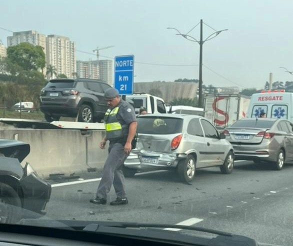 ENGAVETAMENTO NO KM 21 DA ANCHIETA CAUSA LENTIDÃO NA MANHÃ DESTA QUARTA