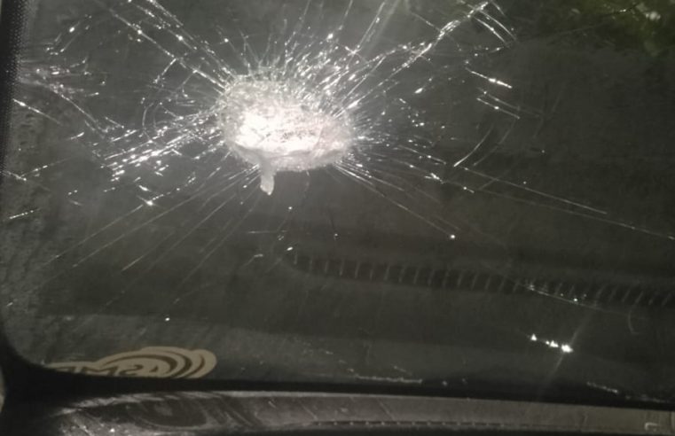 ALERTA: CRIMINOSOS JOGAM PEDRA EM CARRO DE MULHER NO KM 27 DA ANCHIETA