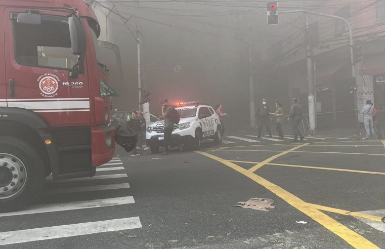 INCÊNDIO ATINGE SHOPPING 25 DE MARÇO NO BRÁS; 17 VIATURAS NO LOCAL