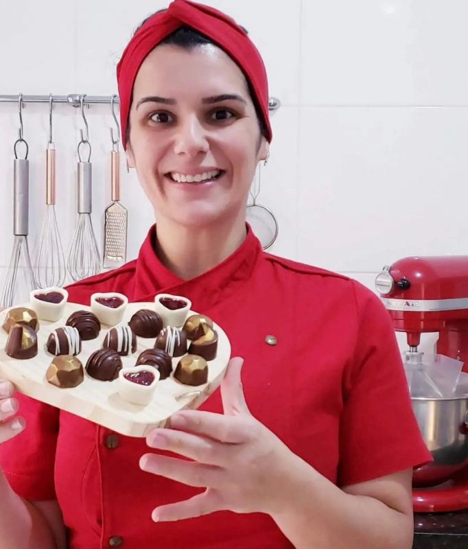 EX-SECRETÁRIA MUDA DE PROFISSÃO E FATURA R$ 25 MIL POR MÊS VENDENDO DOCES FINOS EM SÃO BERNARDO
