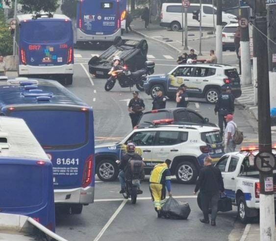 ACIDENTE ENTRE DOIS VEÍCULOS DEIXA CARRO CAPOTADO EM FRENTE AO TERMINAL FERRAZÓPOLIS