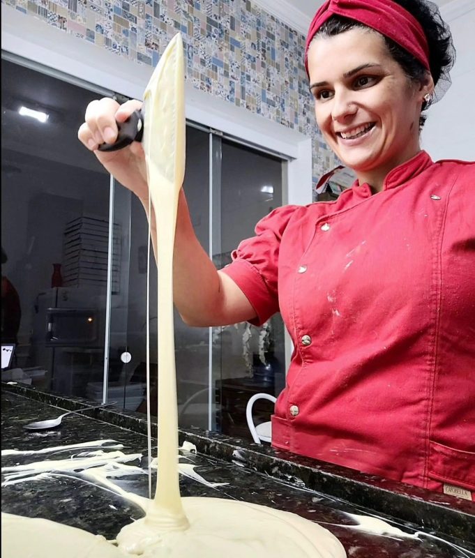 EX-SECRETÁRIA MUDA DE PROFISSÃO E FATURA R$ 25 MIL POR MÊS VENDENDO DOCES FINOS EM SÃO BERNARDO