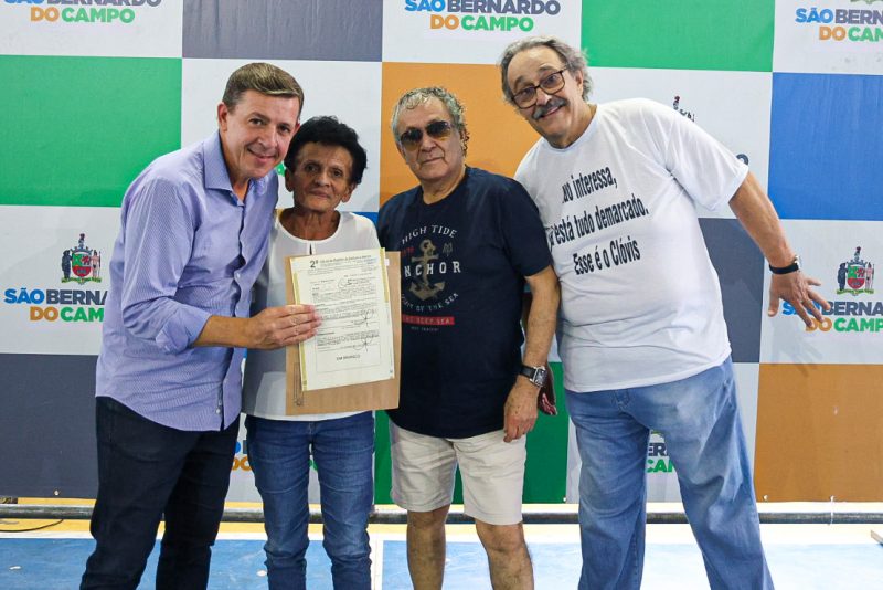 SÃO BERNARDO ENTREGA ESCRITURAS PARA 155 FAMÍLIAS DO DIVINÉIA PANTANAL I