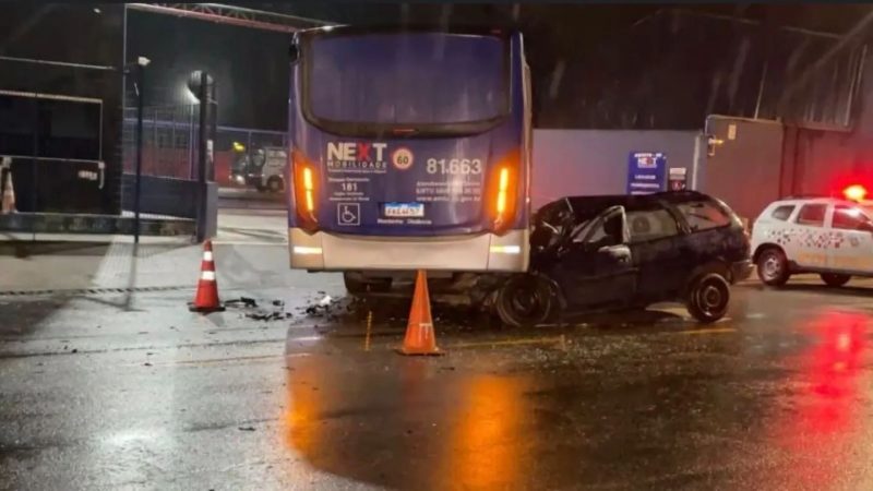 MULHER A CAMINHO DO HOSPITAL MORRE APÓS CARRO DO NAMORADO COLIDIR COM ÔNIBUS DURANTE TRAJETO EM RIBEIRÃO PIRES