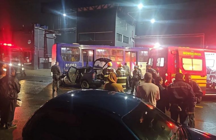 MULHER A CAMINHO DO HOSPITAL MORRE APÓS CARRO DO NAMORADO COLIDIR COM ÔNIBUS DURANTE TRAJETO EM RIBEIRÃO PIRES