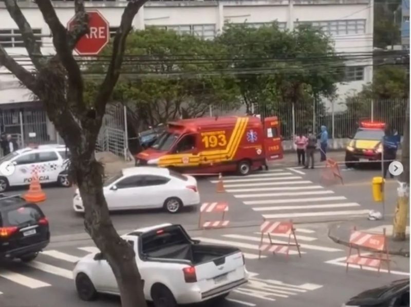APÓS FALHA NOS FREIOS, MOTORISTA DE CAMINHÃO PERDE CONTROLE E INVADE PRÉDIO DO INSS DE SANTO ANDRÉ