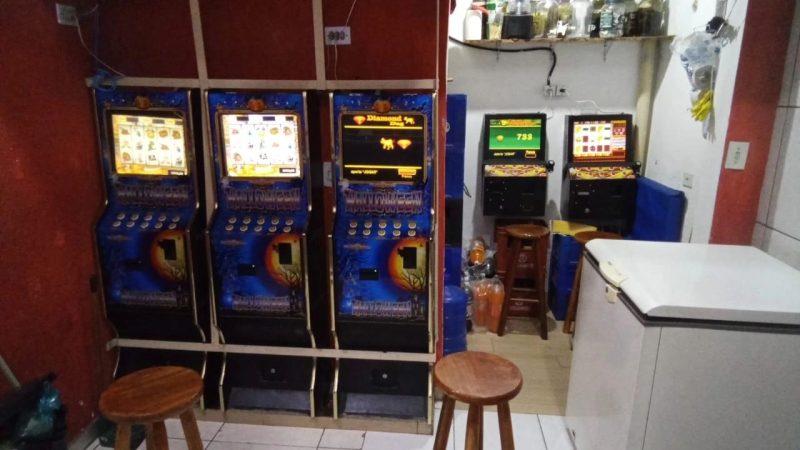 DENÚNCIA DE PERTURBAÇÃO DE SOSSEGO TERMINA COM APREENSÃO DE MÁQUINAS CAÇA-NÍQUEL EM BAR NA VILA SÃO PEDRO