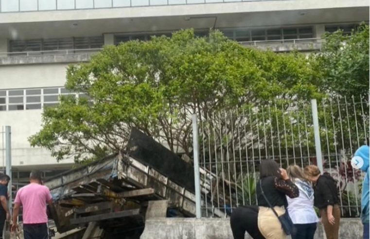 APÓS FALHA NOS FREIOS, MOTORISTA DE CAMINHÃO PERDE CONTROLE E INVADE PRÉDIO DO INSS DE SANTO ANDRÉ