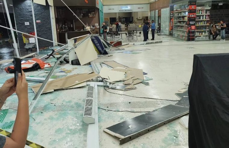 FORTE CHUVA QUEBRA VIDRO DE ENTRADA DO ATACADÃO EM SÃO BERNARDO