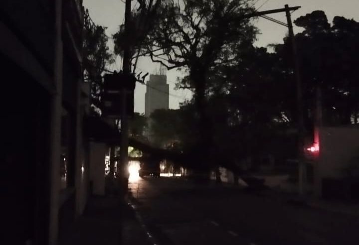 TEMPORAL EM SP DEIXA MAIS PESSOAS SEM LUZ DO QUE FURACÃO MILTON NA FLÓRIDA