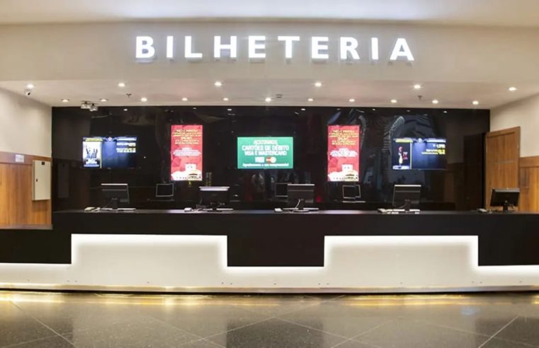 HOMEM ATEIA FOGO EM CINEMA DO MAUÁ PLAZA SHOPPING EM PROTESTO CONTRA LADY GAGA