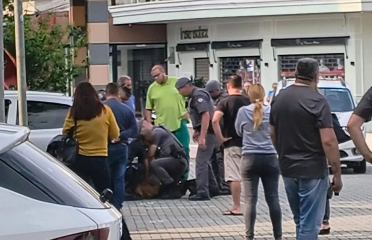 HOMEM TRANSTORNADO ENTRA EM LUTA CORPORAL COM GCM E MORDE BRAÇO DE AGENTE