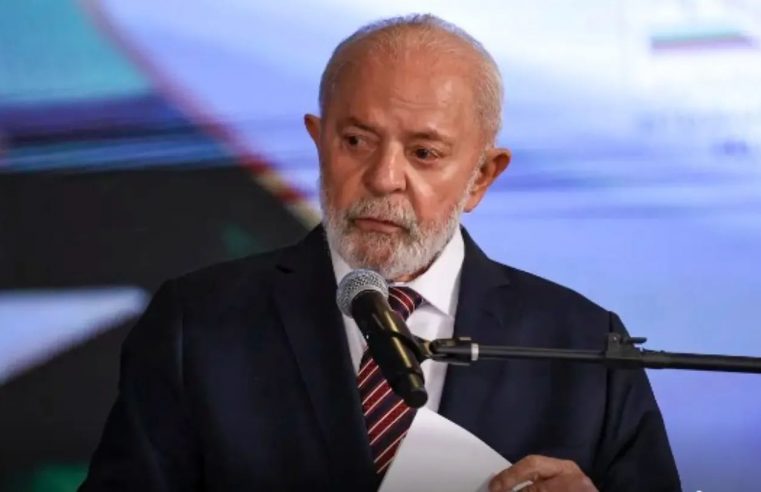 LULA ESCORREGA NO BANHEIRO, BATE A CABEÇA, LEVA PONTOS NA NUCA E CANCELA VIAGEM