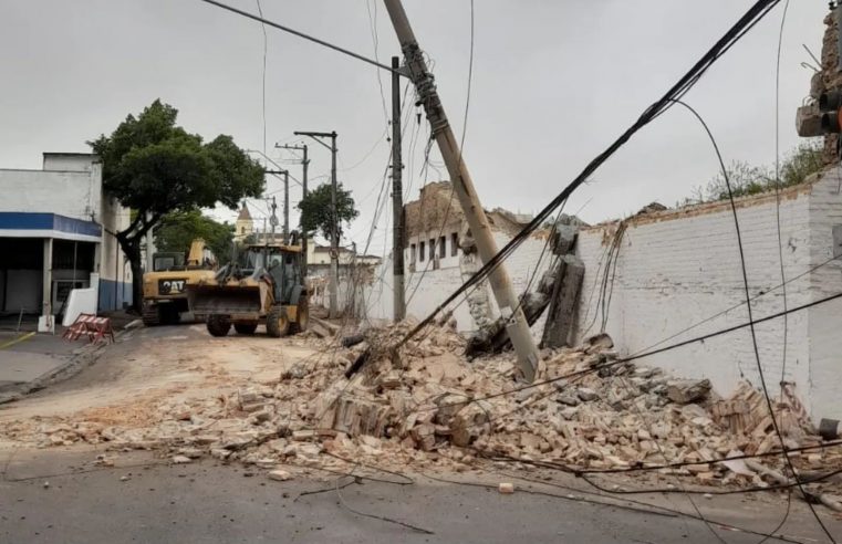 EM SÃO CAETANO, MURO DESMORONA E ATINGE POSTE NA RUA MARIANO PAMPLONA