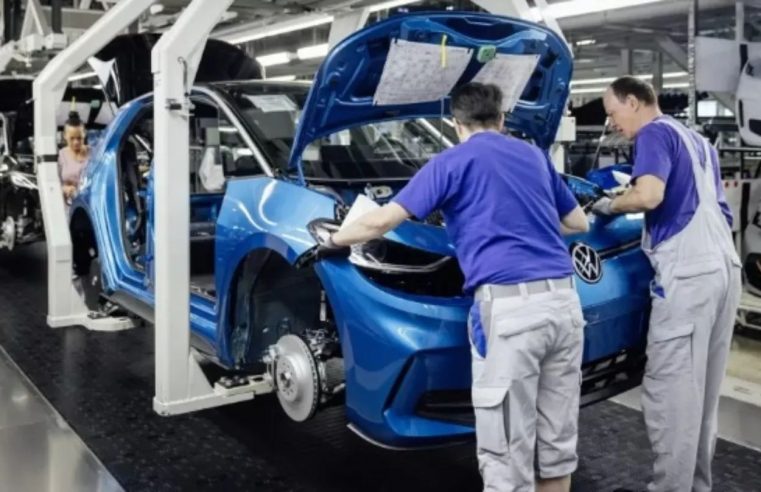 VOLKSWAGEN DEVE FECHAR PELO MENOS TRÊS FÁBRICAS NA ALEMANHA E PLANEJA MILHARES DE DEMISSÕES