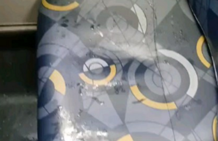 PASSAGEIRO RECLAMA DE BANCOS MOLHADOS EM ÔNIBUS DA LINHA 39