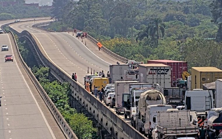 CARRETA CARREGADA DE BOTIJÕES DE GÁS TOMBA NO RODOANEL E CAUSA INTERDIÇÃO