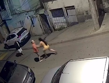NETA EMPURRA E DERRUBA AVÓ EM RUA DE SANTO ANDRÉ E VÍDEO VIRALIZA NA WEB