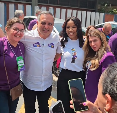MARCELO LIMA VOTA NO JARDIM THELMA AO LADO DA FAMÍLIA E APOIADORES