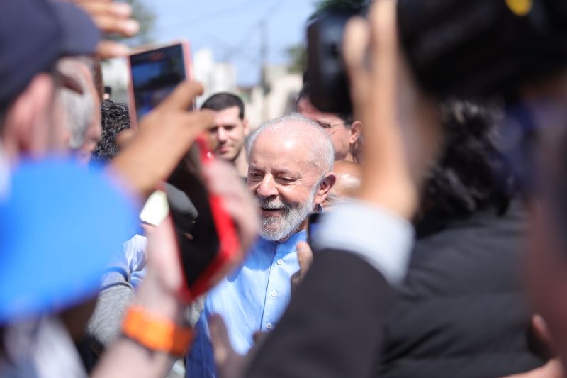 LULA VOTA EM SÃO BERNARDO E PEDE VOTOS PARA CANDIDATOS DO ABC