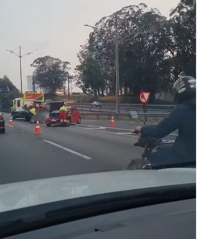 ACIDENTE: CARRO BATE NO CANTEIRO DO KM 18 DA ANCHIETA E GERA LENTIDÃO