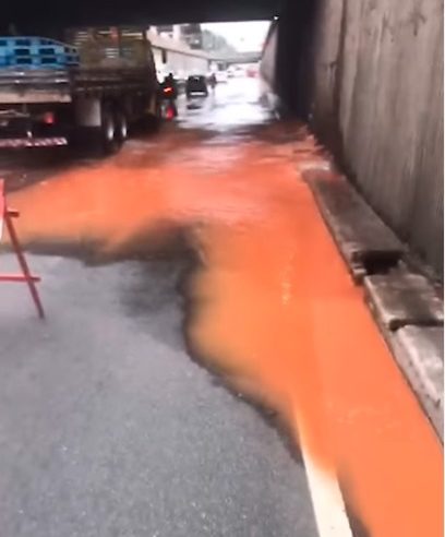 TUBULAÇÃO DA SABESP ROMPE E CAUSA PROBLEMAS NA AVENIDA PERIMENTRAL EM SANTO ANDRÉ; TRÂNSITO TRAVA NAS RUAS ADJACENTES