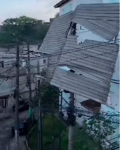 MORADORES DO PARQUE SÃO BERNARDO SEGUEM SEM ENERGIA APÓS TELHADO FICAR PRESO NA FIAÇÃO; BOMBEIROS E ENEL AINDA NÃO RESOLVERAM