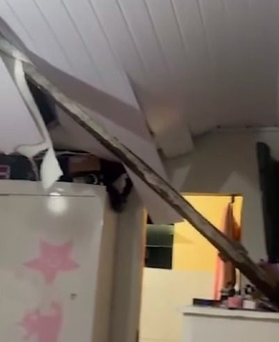 VENTO FORTE ARREMESSA VIGA E ATINGE CASA NO ALVES DIAS