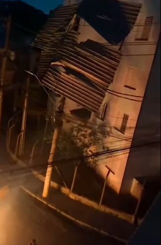 MORADORES DO PARQUE SÃO BERNARDO SEGUEM SEM ENERGIA APÓS TELHADO FICAR PRESO NA FIAÇÃO; BOMBEIROS E ENEL AINDA NÃO RESOLVERAM