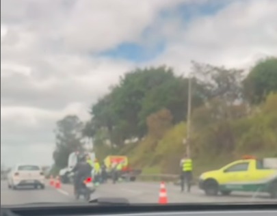 ACIDENTE NO KM 20 DA ANCHIETA DEIXA UMA PESSOA FERIDA