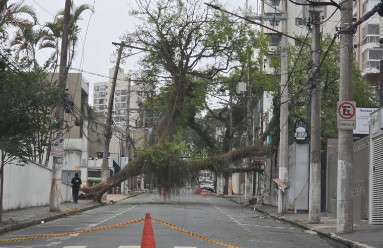 MORADORES DA RUA SILVA JARDIM ESTÃO SEM LUZ HÁ 60 HORAS E RUA CONTINUA BLOQUEADA
