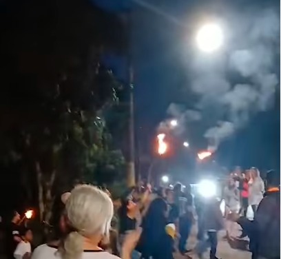 MORADORES DO RIACHO GRANDE SEGUEM SEM ENERGIA HÁ 97 HORAS E CONTINUAM PROTESTOS CONTRA A ENEL