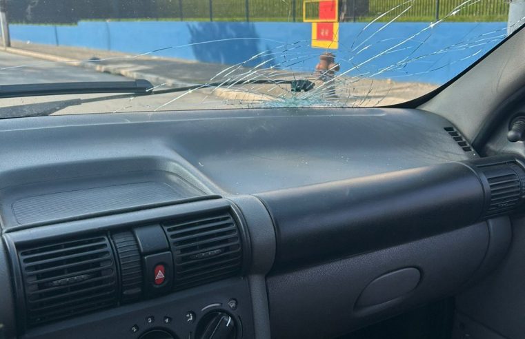 APÓS JOGAR PEDRAS EM CARROS NA ANCHIETA, HOMEM É AGREDIDO POR POPULARES