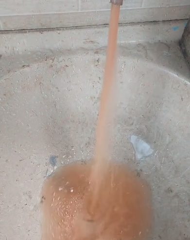 ÁGUA COM COLORAÇÃO ANORMAL NO BAIRRO DOS CASA GERA PREOCUPAÇÃO; SABESP NEGA PROBLEMA