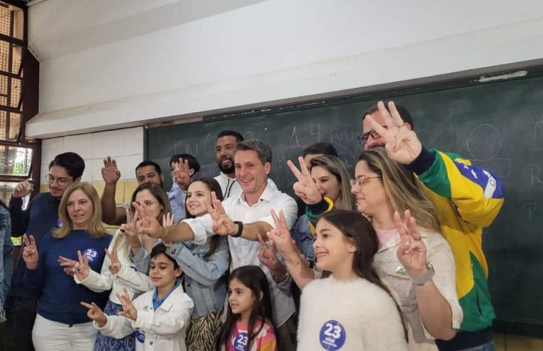 ALEX MANENTE VOTA NO JARDIM DO MAR ACOMPANHADO DE VICE, FAMILIARES E VEREADORES