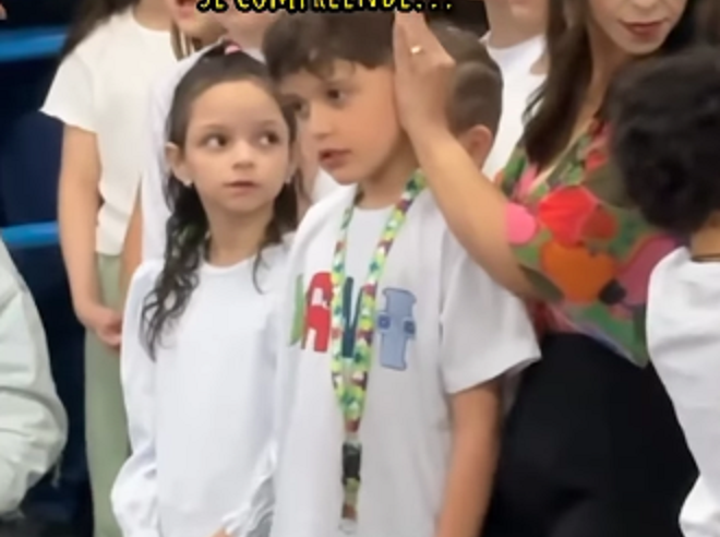 PROFESSORA DE EMEB PROTEGE ALUNO AUTISTA DE BARULHO DURANTE APRESENTAÇÃO E VÍDEO COMOVE