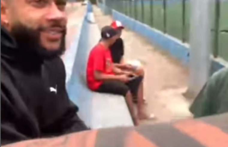 ASTRO MEMPHIS DEPAY VISITA COMUNIDADE NO CALUX, ALMOÇA EM BAR E ASSISTE PARTIDA DE FUTEBOL NA VILA SÃO PEDRO