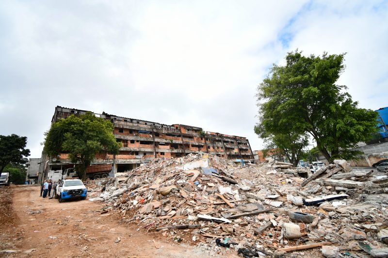 PREFEITO ORLANDO MORANDO VISTORIA TRABALHO DE DEMOLIÇÃO DO GALPÃO EIJI KIKUTI, NO COOPERATIVA