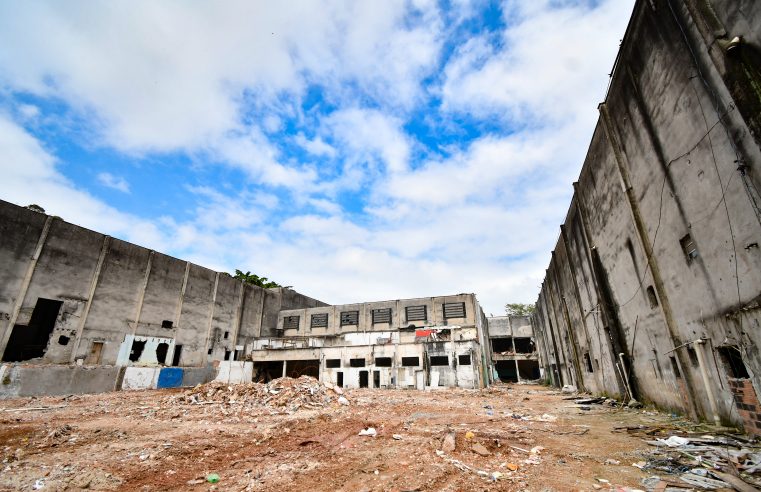 PREFEITO ORLANDO MORANDO VISTORIA TRABALHO DE DEMOLIÇÃO DO GALPÃO EIJI KIKUTI, NO COOPERATIVA