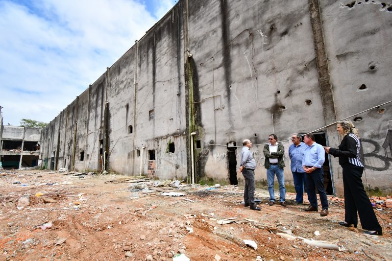 PREFEITO ORLANDO MORANDO VISTORIA TRABALHO DE DEMOLIÇÃO DO GALPÃO EIJI KIKUTI, NO COOPERATIVA