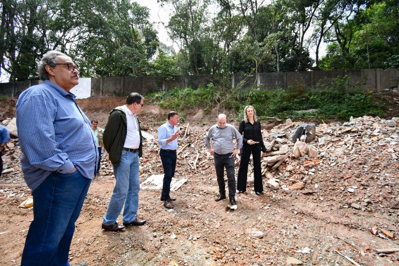 PREFEITO ORLANDO MORANDO VISTORIA TRABALHO DE DEMOLIÇÃO DO GALPÃO EIJI KIKUTI, NO COOPERATIVA