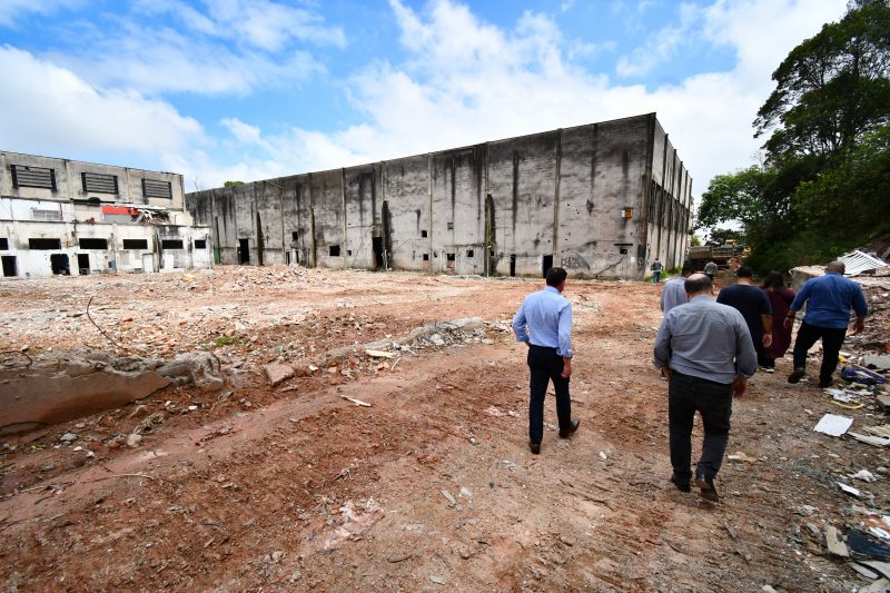 PREFEITO ORLANDO MORANDO VISTORIA TRABALHO DE DEMOLIÇÃO DO GALPÃO EIJI KIKUTI, NO COOPERATIVA