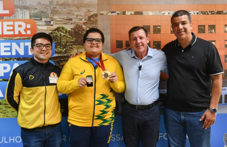 PREFEITO ORLANDO MORANDO FAZ HOMENAGEM A PARATLETA DE SÃO BERNARDO, OURO EM PARIS
