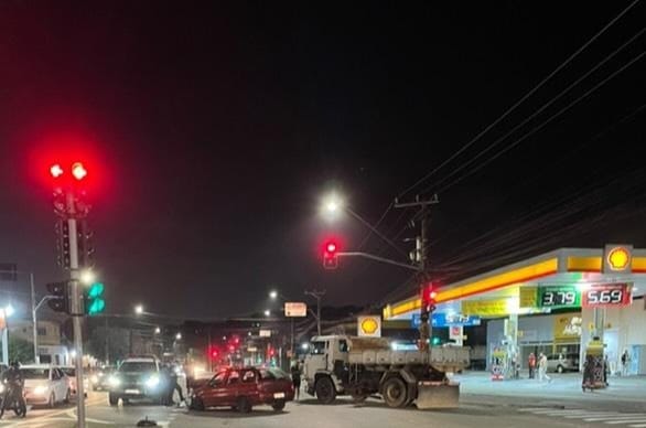 ACIDENTE ENTRE CARRO E CAMINHÃO NA AVENIDA LUIZ PEQUINI