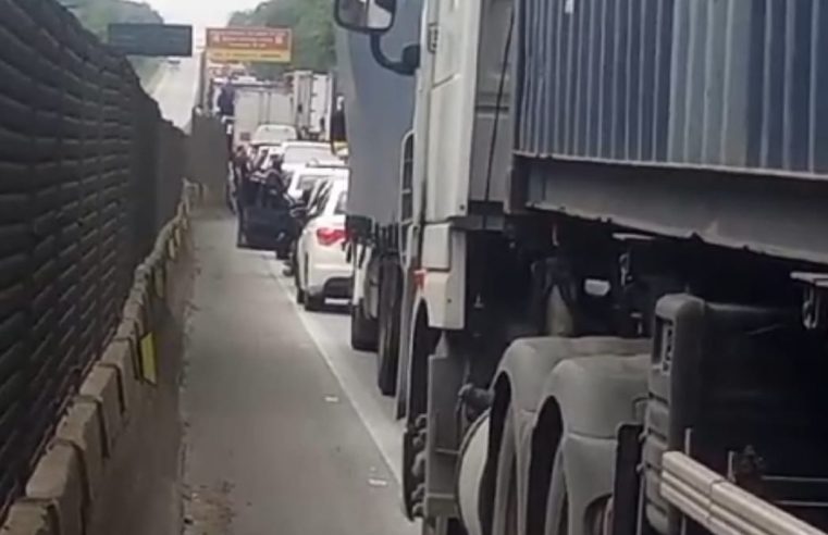 ACIDENTE ENTRE DOIS CAMINHÕES E UMA CARRETA BLOQUEIA TRÂNSITO NA ANCHIETA