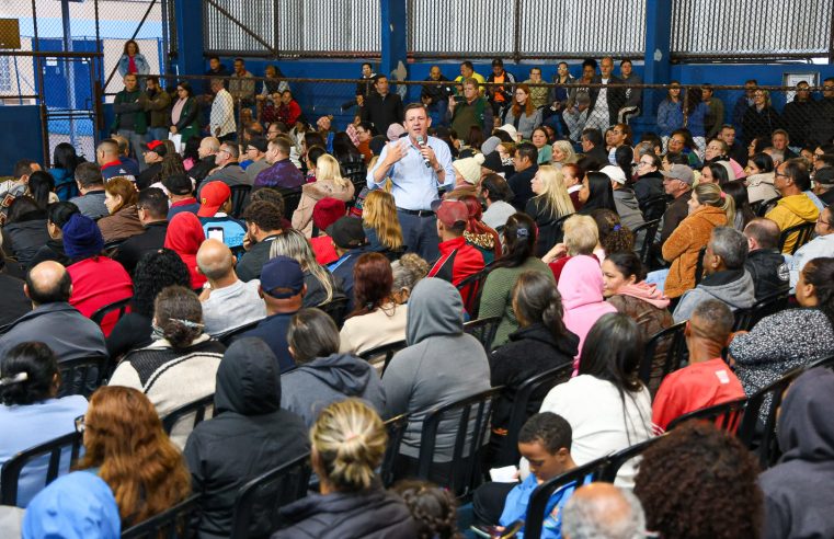 PREFEITO ORLANDO MORANDO ENTREGA 293 ESCRITURAS NA VILA DOS ESTUDANTES