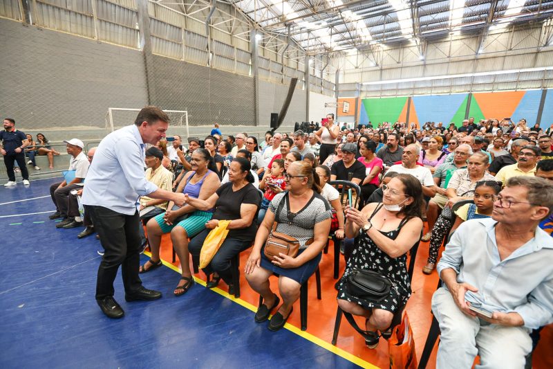 PREFEITO ORLANDO MORANDO ENTREGA 584 ESCRITURAS NA VILA SÃO PEDRO
