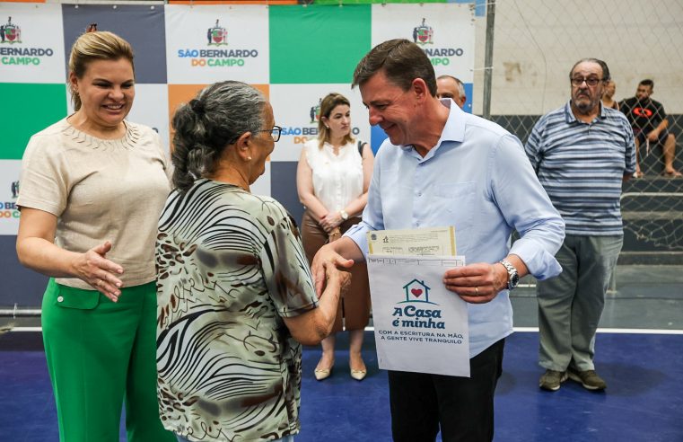 PREFEITO ORLANDO MORANDO ENTREGA 584 ESCRITURAS NA VILA SÃO PEDRO