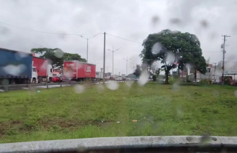CHUVA E EXCESSO DE VEÍCULOS AFETAM TRÂNSITO NA ANCHIETA, SENTIDO CAPITA